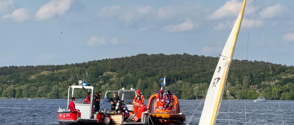 Nach dem Kentern einer Segeljacht drohte ein Unfallopfer zu ertrinken, konnte aber gerettet werden.