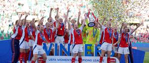 Die Spielerinnen von Arsenal feiern mit dem Pokal nach dem Sieg im Endspiel der UEFA Women’s Champions League.