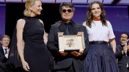 Palmen-Gewinner Jafar Panahi zwischen der Laudatorin Cate Blanchett (links) und Jury-Präsidentin Juliette Binoche.