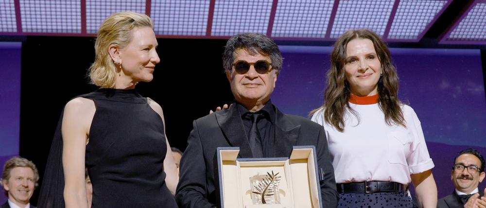 Palmen-Gewinner Jafar Panahi zwischen der Laudatorin Cate Blanchett (links) und Jury-Präsidentin Juliette Binoche.