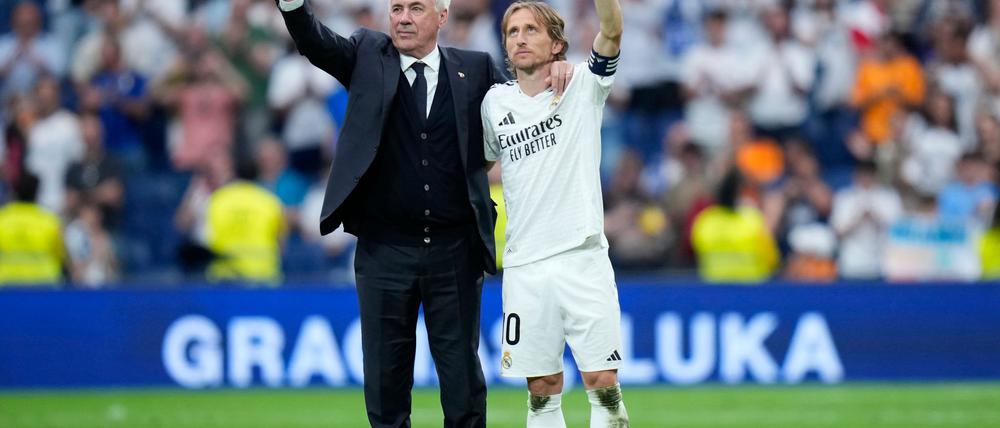 Trainer Carlo Ancelotti (l) und Luka Modrić bei ihrem letzten Spiel im Bernabeu.