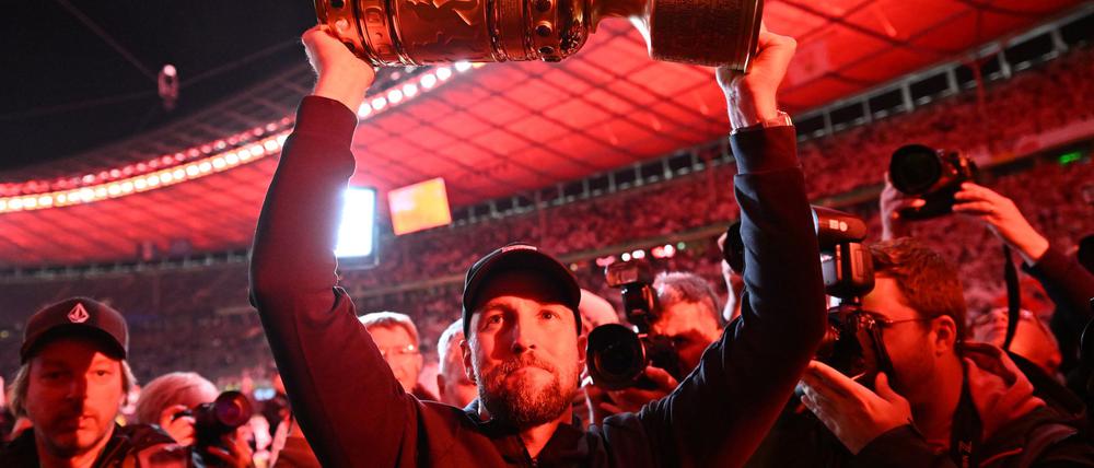 VfB-Trainer Sebastian Hoeneß wäre mit dem It-Piece DFB-Pokal sicherlich eine Erscheinung an der berüchtigten Tür des Berliner Clubs Berghain.