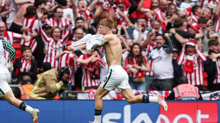 Trikot runter: Tom Watson jubelt über seinen Siegtreffer für Sunderland.