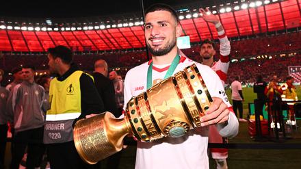 Deniz Undav schnappte sich den Pokal