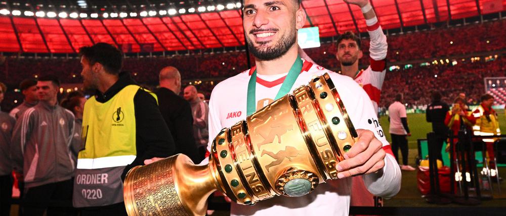 Deniz Undav schnappte sich den Pokal