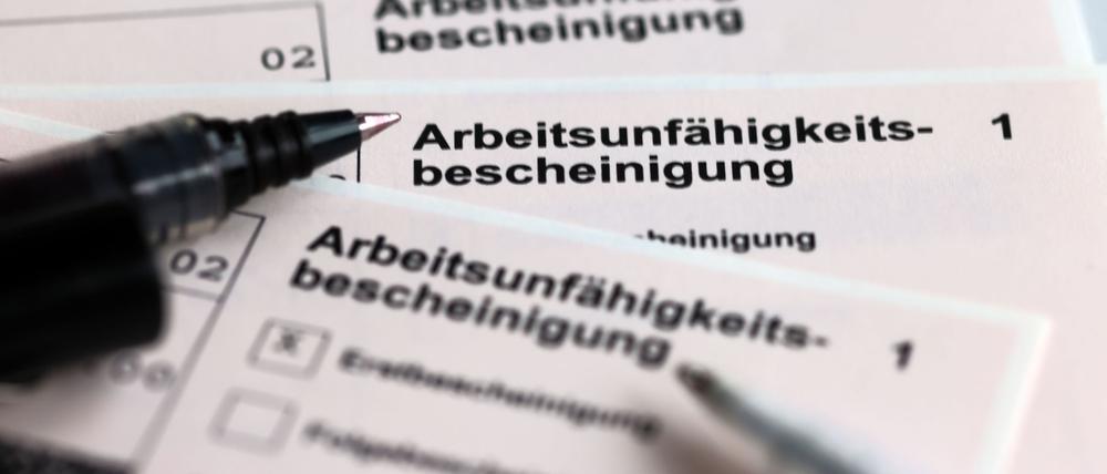 Eine Erkältungswelle hat den Krankenstand im ersten Quartal auf hohem Niveau gehalten. (Symbolbild)