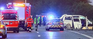 Einsatz von Feuerwehr und Polizei an einer Unfallstelle auf der Autobahn 48 (A48) nahe der rheinland-pfälzischen Stadt Koblenz im Mai (Symbolbild).