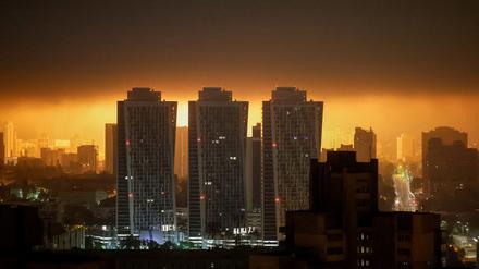 Der Himmel über Kiew leuchtete am frühen Morgen aufgrund heftiger Explosionen auf. Der Grund: ein massiver russischer Luftangriff.