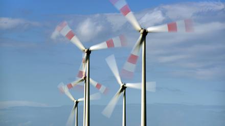 Windkraftanlage in Bewegung bei Marktoberdorf in Bayern (Archivbild).