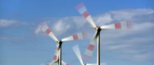 Eine Windkraftanlage in Bewegung.