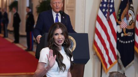 Heimatschutzministerin Noem ist ein typisches Beispiel für den Maga-Look. (Archivbild)