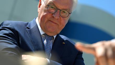 21.05.2025, Sachsen, Delitzsch: Bundespräsident Frank-Walter Steinmeier steht auf dem Gelände des zukünftigen Center for the Transformation of Chemistry.