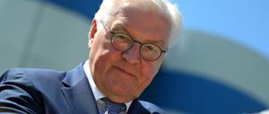 21.05.2025, Sachsen, Delitzsch: Bundespräsident Frank-Walter Steinmeier steht auf dem Gelände des zukünftigen Center for the Transformation of Chemistry.