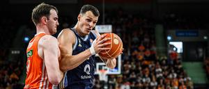 Philipp Herkenhoff (Ulm) und Yanni Wetzell (Alba) im Zweikampf.