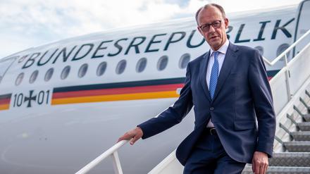 Bundeskanzler Friedrich Merz (CDU) steigt nach seiner Ankunft auf dem Flughafen Vilnius aus dem Flugzeug.