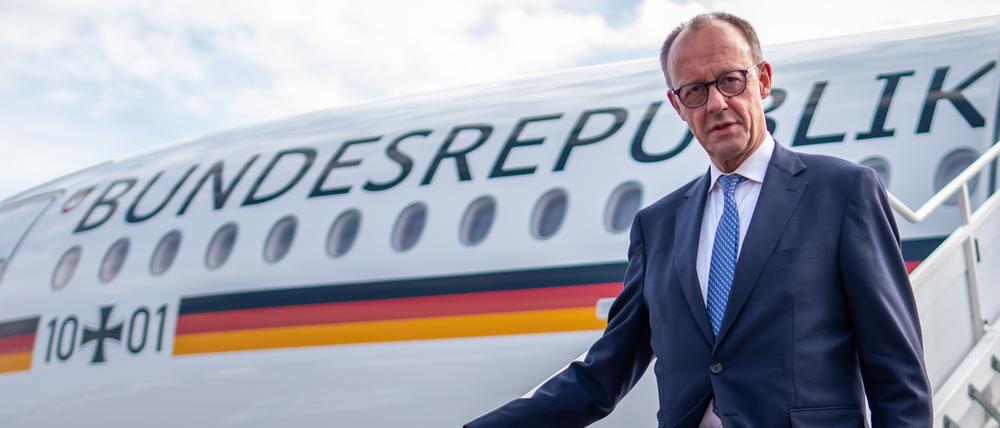 Bundeskanzler Friedrich Merz (CDU) steigt nach seiner Ankunft auf dem Flughafen Vilnius aus dem Flugzeug.