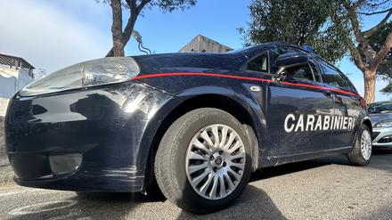 ARCHIV - 18.02.2024, Italien, Panza: Ein Auto der italienischen Carabinieri.