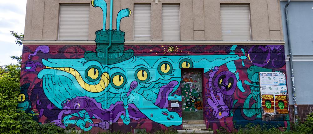 Nach dem Angriff gegen ein alternatives Wohnprojekt in Cottbus sind an dem Haus kaum Spuren zu erkennen.