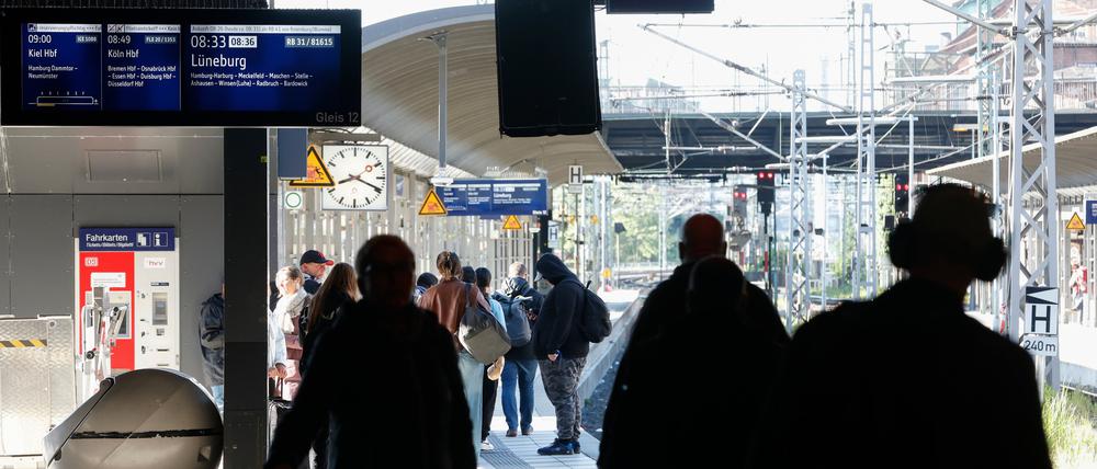24.05.2025, Hamburg: Reisende stehen auf dem Bahnsteig zwischen den Gleisen 11 und 12, nach dem Messerangriff vom Freitag am Hamburger Hauptbahnhof, bei dem mehrere Menschen verletzt worden sind.