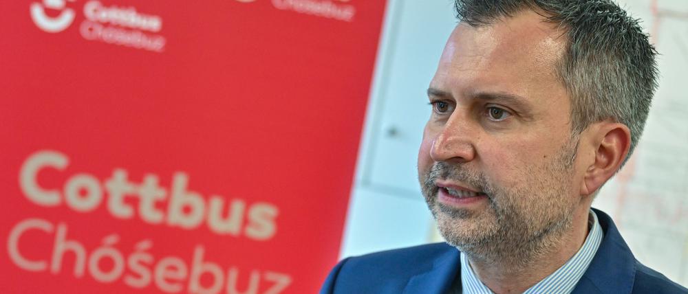Der Cottbuser Oberbürgermeister Tobias Schick (SPD) äußert sich nach dem mutmaßlichen rechten Angriff auf ein alternatives Wohnprojekt besorgt. (Archivbild)