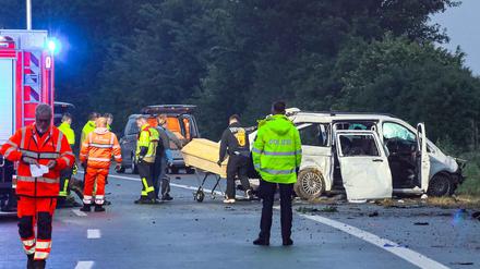Bei einem Unfall eines Kleinbusses auf der Autobahn 48 bei Koblenz sind in der Nacht drei Menschen tödlich verletzt worden. 