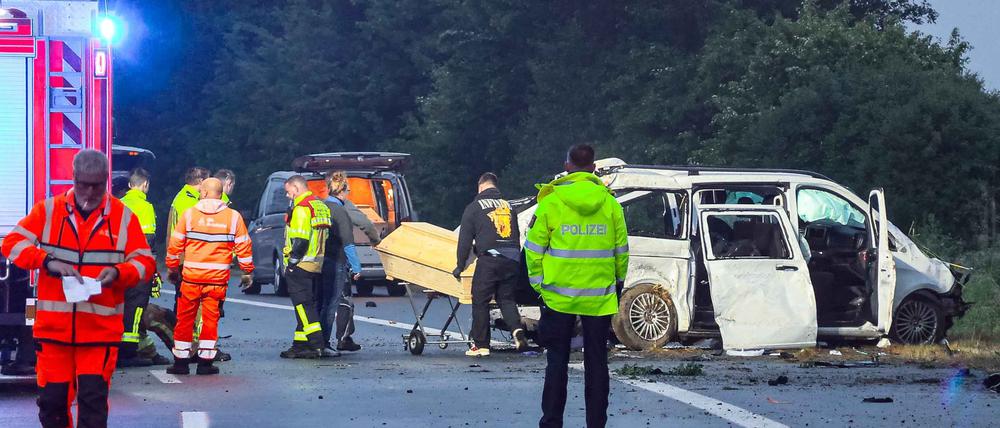 Bei einem Unfall eines Kleinbusses auf der Autobahn 48 bei Koblenz sind in der Nacht drei Menschen tödlich verletzt worden.