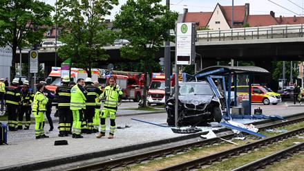 Ein Auto fuhr Anfang Mai in der Münchner Innenstadt in eine Haltestelle.