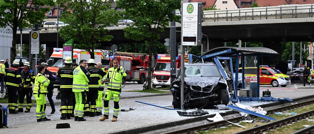 Ein Auto fuhr Anfang Mai in der Münchner Innenstadt in eine Haltestelle.
