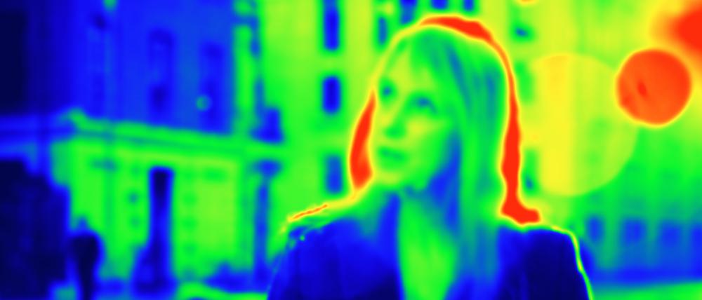 Das Symbolbild zeigt eine Person, die Reize aus der Umgebung intensiver wahrnimmt als andere. Linien und Muster symbolisieren die verstärkte Wahrnehmung von Geräuschen, Stimmungen und Eindrücken – ein Sinnbild für Hochsensibilität.