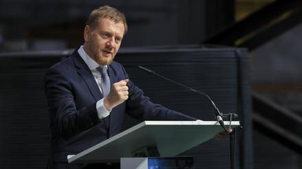 15.05.2025, Sachsen, Riesa: Michael Kretschmer (CDU), Ministerpräsident von Sachsen, spricht zur Eröffnung eines neuen Walzwerks in den Elbe-Stahlwerken Feralpi.