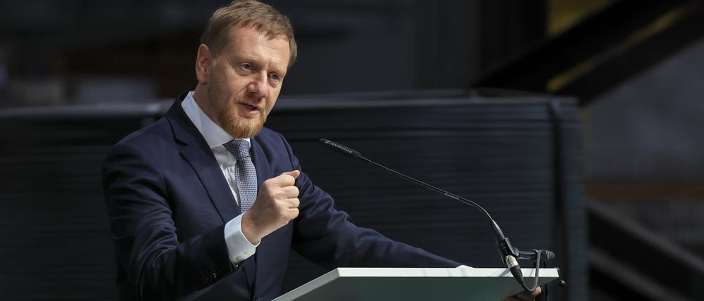 15.05.2025, Sachsen, Riesa: Michael Kretschmer (CDU), Ministerpräsident von Sachsen, spricht zur Eröffnung eines neuen Walzwerks in den Elbe-Stahlwerken Feralpi.