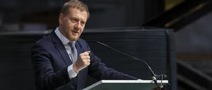15.05.2025, Sachsen, Riesa: Michael Kretschmer (CDU), Ministerpräsident von Sachsen, spricht zur Eröffnung eines neuen Walzwerks in den Elbe-Stahlwerken Feralpi.