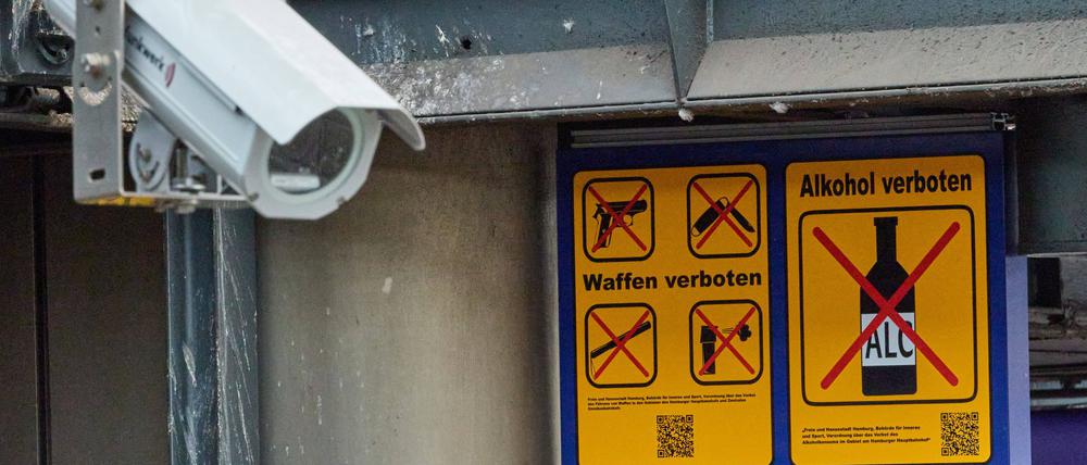 Seit einiger Zeit gilt ein Waffenverbot im Bereich des Hauptbahnhofs. (Archivbild)
