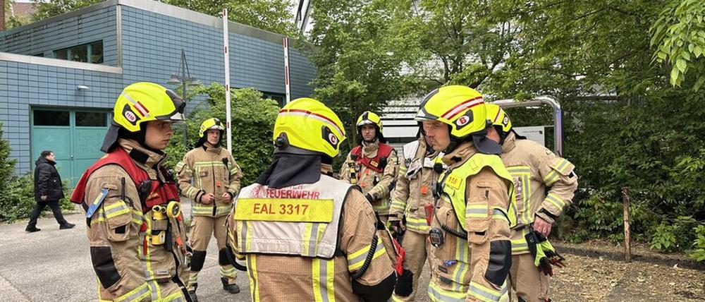 Feuerwehrleute bei einem Einsatz an der TU Berlin.