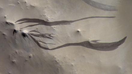 An vielen Abhängen und Kraterwällen des trockenen roten Planeten zeigen sich veränderliche, rinnenartige Strukturen. Ist durch sie einst Wasser geflossen?