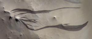 An vielen Abhängen und Kraterwällen des trockenen roten Planeten zeigen sich veränderliche, rinnenartige Strukturen. Ist durch sie einst Wasser geflossen?