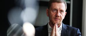 Michael Kretschmer (CDU), Ministerpräsident von Sachsen, spricht während eines Interviews. 