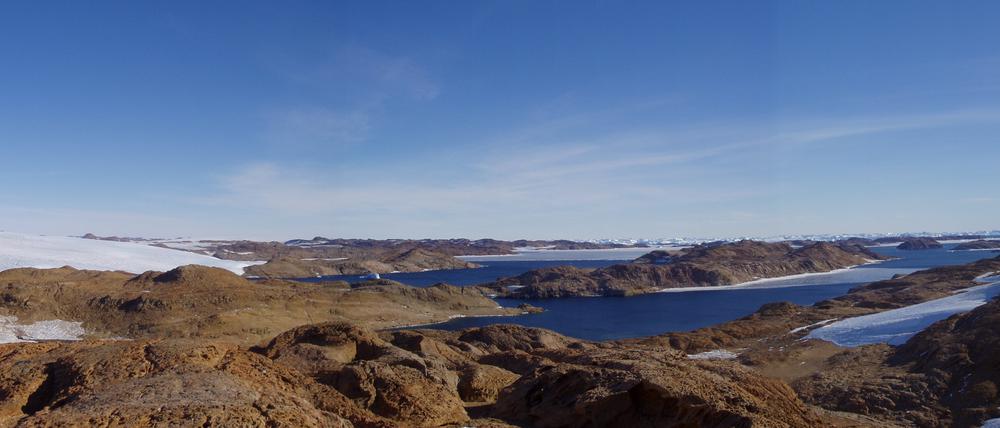 Mit dem schwindenden Eis siedeln sich Mikroben in der Antarktis an. Hier ist das Panorama der Landschaft in den Larsemann Hills in der Ostantarktis zu sehen.