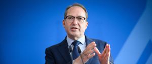 Innenminister Dobrindt will mit dem Gesetzentwurf die Sog-Faktoren für Migranten reduzieren.