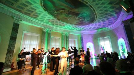 Das Sinfonieorchester Collegium musicum Potsdam brachte Christoph Willibald Glucks „Oper Orphée et Eurydice“ als Wandeloper ins Marmorpalais.