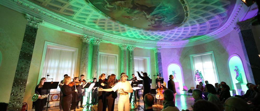 Das Sinfonieorchester Collegium musicum Potsdam brachte Christoph Willibald Glucks „Oper Orphée et Eurydice“ als Wandeloper ins Marmorpalais.