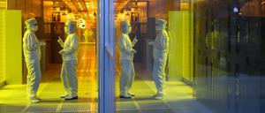 Mitarbeiterinnen des Chipkonzerns Infineon stehen im Reinraum der Chipfabrik. 