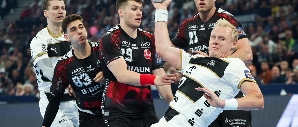 Kiels Patrick Wiencek (vorne) kommt zum Wurf.