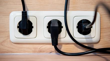 Die Netzstecker mehrerer Küchengeräte stecken in einer Steckdose an einer Küchenzeile. (Symbolfoto)