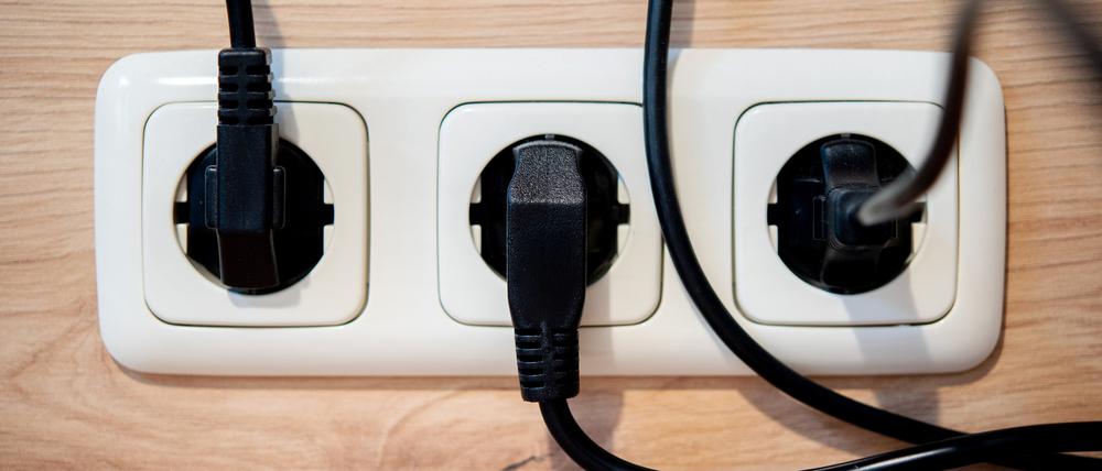Die Netzstecker mehrerer Küchengeräte stecken in einer Steckdose an einer Küchenzeile. (Symbolfoto)