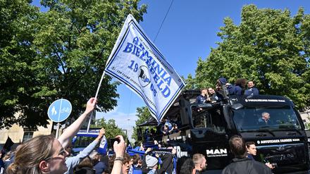 Jubel beim Empfang: Arminia Bielefeld tourt durch die Stadt.