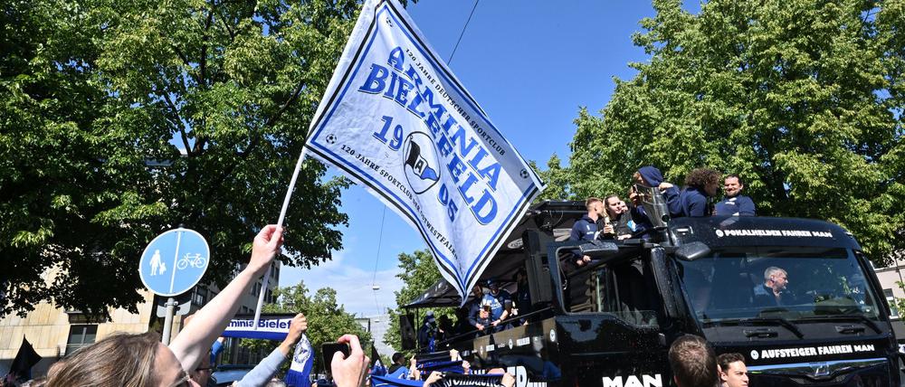Jubel beim Empfang: Arminia Bielefeld tourt durch die Stadt.