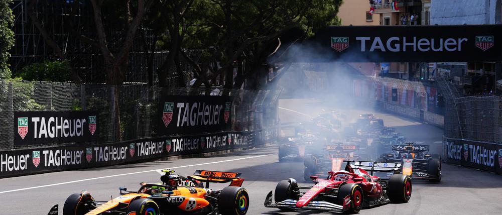 Lando Norris verteidigt in der ersten Kurve die Führung vor Charles Leclerc.