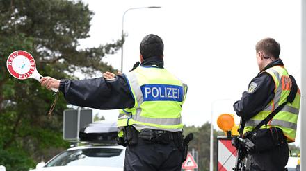 Beamte der Bundespolizei kontrollieren am Grenzübergang zu den Niederlande den Einreise-Verkehr (Symbolbild).