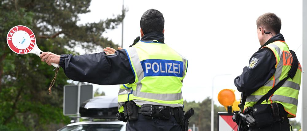 Beamte der Bundespolizei kontrollieren am Grenzübergang zu den Niederlande den Einreise-Verkehr (Symbolbild).